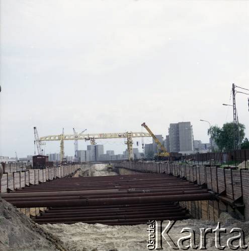 4.06.1986, Warszawa, Polska.
Budowa I linii metra tzw.metodą berlińską. W tle widoczna dźwignica odkrywkowa.
Fot. Edward Grochowicz, zbiory Ośrodka KARTA