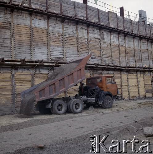 4.06.1986, Warszawa, Polska.
Budowa I linii metra tzw.metodą berlińską. 
Fot. Edward Grochowicz, zbiory Ośrodka KARTA