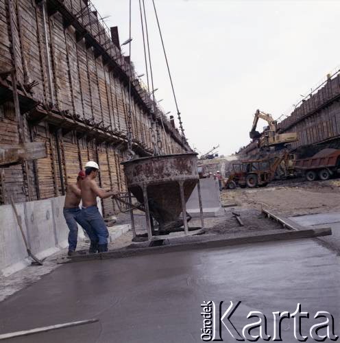 4.06.1986, Warszawa, Polska.
Robotnicy budują tunel I linii metra metodą odkrywkową.
Fot. Edward Grochowicz, zbiory Ośrodka KARTA