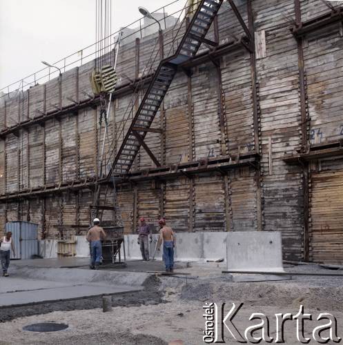 4.06.1986, Warszawa, Polska.
Budowa I linii metra tzw.metodą berlińską. 
Fot. Edward Grochowicz, zbiory Ośrodka KARTA