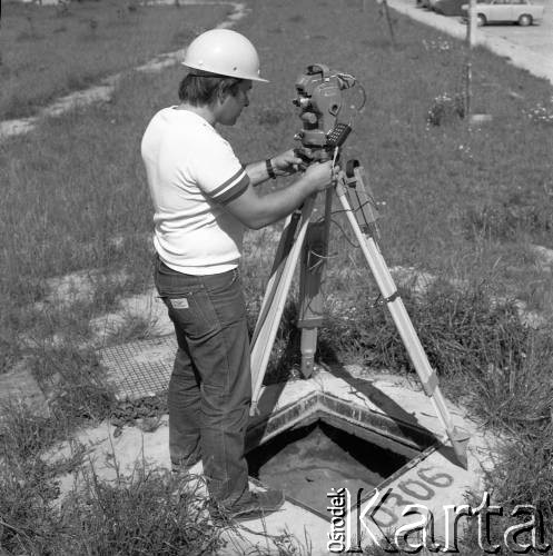 1.08.1984, Warszawa, Polska.
Prace geodezyjne na terenie budowy I linii metra w Warszawie, wzdłuż al. Komisji Edukacji Narodowej.
Fot. Edward Grochowicz, zbiory Ośrodka KARTA