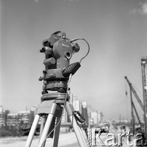 1.08.1984, Warszawa, Polska.
Urządzenie geodezyjne wykorzystywane na terenie budowy I linii metra w Warszawie.
Fot. Edward Grochowicz, zbiory Ośrodka KARTA