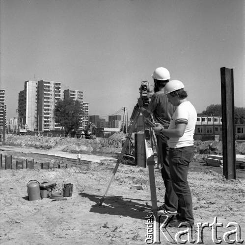 1.08.1984, Warszawa, Polska.
Prace geodezyjne na terenie budowy I linii metra w Warszawie, wzdłuż al. Komisji Edukacji Narodowej.
Fot. Edward Grochowicz, zbiory Ośrodka KARTA