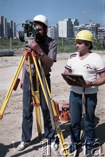 1.08.1984, Warszawa, Polska.
Prace geodezyjne na terenie budowy I linii metra w Warszawie, wzdłuż al. Komisji Edukacji Narodowej.
Fot. Edward Grochowicz, zbiory Ośrodka KARTA