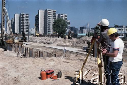 1.08.1984, Warszawa, Polska.
Prace geodezyjne na terenie budowy I linii metra w Warszawie, wzdłuż al. Komisji Edukacji Narodowej.
Fot. Edward Grochowicz, zbiory Ośrodka KARTA