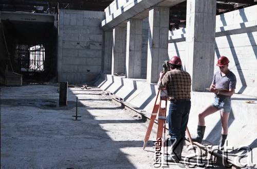 1.08.1984, Warszawa, Polska.
Prace geodezyjne na terenie budowy I linii metra w Warszawie, wzdłuż al. Komisji Edukacji Narodowej.
Fot. Edward Grochowicz, zbiory Ośrodka KARTA