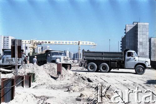 1.08.1984, Warszawa, Polska.
Prace geodezyjne na terenie budowy I linii metra w Warszawie, wzdłuż al. Komisji Edukacji Narodowej.
Fot. Edward Grochowicz, zbiory Ośrodka KARTA