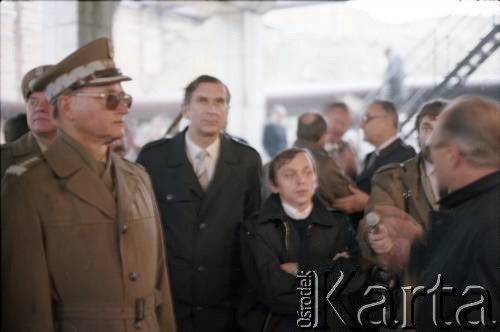 24.09.1985, Warszawa, Polska.
Wizyta gen. Wojciecha Jaruzelskiego na terenie budowy I linii metra w Warszawie (1. z lewej).
Fot. Edward Grochowicz, zbiory Ośrodka KARTA