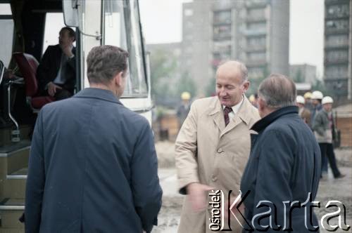 24.09.1985, Warszawa, Polska.
Wizyta gen. Wojciecha Jaruzelskiego na terenie budowy I linii metra. 1. z prawej stoi Jerzy Brzostek - generalny dyrektor Generalnej Dyrekcji Budowy Metra, 1. z lewej stoi Jerzy Majewski - pełnomocnik rządu ds. budowy metra.
Fot. Edward Grochowicz, zbiory Ośrodka KARTA