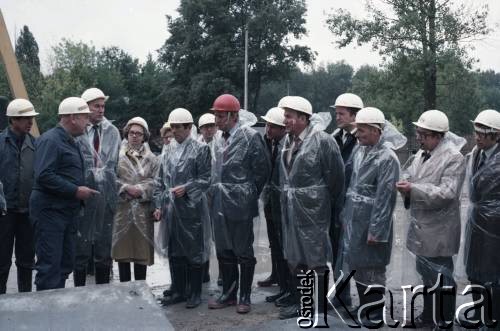 Wrzesień 1985, Warszawa, Polska.
Wizyta przedstawicieli władz na terenie budowy I linii metra w Warszawie, prawdopodobnie na odcinku Pole Mokotowskie - Politechnika. 2. z lewej stoi Jerzy Twardo - główny inżynier Generalnej Dyrekcji Budowy Metra.
Fot. Edward Grochowicz, zbiory Ośrodka KARTA