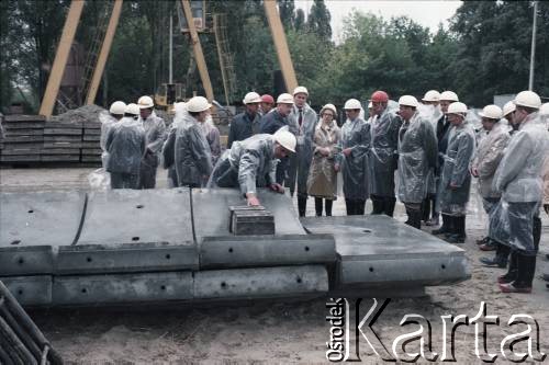 Wrzesień 1985, Warszawa, Polska.
Wizyta przedstawicieli władz na terenie budowy I linii metra w Warszawie, prawdopodobnie na odcinku Pole Mokotowskie - Politechnika.
Fot. Edward Grochowicz, zbiory Ośrodka KARTA