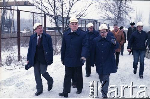 3.01.1986, Warszawa, Polska.
Wizyta wicepremiera ZSRR na terenie budowy metra w Warszawie. 1. z lewej idzie Jerzy Brzostek - generalny dyrektor Generalnej Dyrekcji Budowy Metra, w tle (3. od lewej) Jerzy Majewski - pełnomocnik rządu ds. budowy metra.
Fot. Edward Grochowicz, zbiory Ośrodka KARTA