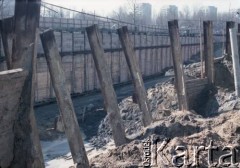 3.04.1986, Warszawa, Polska.
Budowa I linii metra w Warszawie na odcinku Pole Mokotowskie - Politechnika.
Fot. Edward Grochowicz, zbiory Ośrodka KARTA