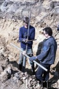 3.04.1986, Warszawa, Polska.
Robotnicy na budowie I linii metra w Warszawie podczas prac prowadzonych na odcinku Pole Mokotowskie - Politechnika.
Fot. Edward Grochowicz, zbiory Ośrodka KARTA