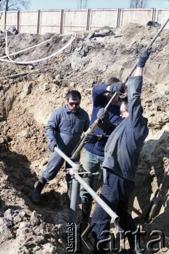3.04.1986, Warszawa, Polska.
Robotnicy na budowie I linii metra w Warszawie podczas prac prowadzonych na odcinku Pole Mokotowskie - Politechnika.
Fot. Edward Grochowicz, zbiory Ośrodka KARTA