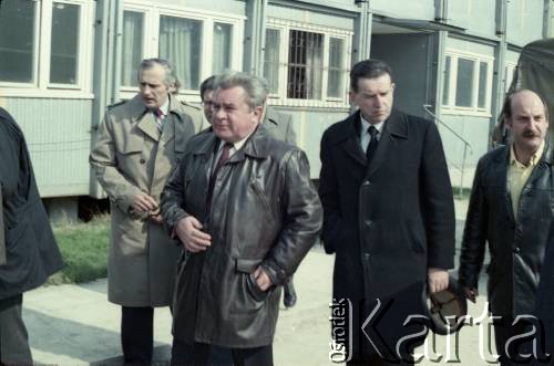 17.04.1986, Warszawa, Polska.
Wizyta Pełnomocnika ZSRR do spraw budowy metra w Warszawie. 2. z prawej idzie Jerzy Majewski - pełnomocnik rządu ds. budowy metra.
Fot. Edward Grochowicz, zbiory Ośrodka KARTA