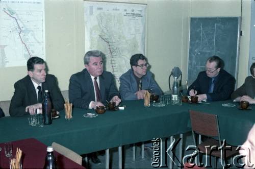 17.04.1986, Warszawa, Polska.
Wizyta Pełnomocnika ZSRR do spraw budowy metra w siedzibie Metroprojektu. 1. z lewej siedzi Jerzy Majewski - pełnomocnik rządu ds. budowy metra.
Fot. Edward Grochowicz, zbiory Ośrodka KARTA