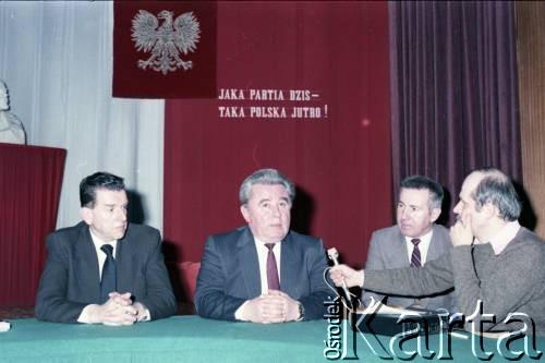 19.04.1986, Warszawa, Polska.
Pełnomocnik ZSRR ds. budowy metra w Warszawie udziela wywiadu po podpisaniu umowy związanej z budową I linii metra. 1. z lewej siedzi Jerzy Majewski - pełnomocnik rządu ds. budowy metra.
Fot. Edward Grochowicz, zbiory Ośrodka KARTA