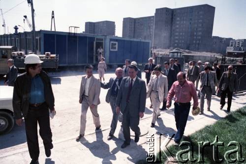 Maj 1986, Warszawa, Polska.
Wizyta prezydenta Warszawy gen. Mieczysława Dębickiego na terenie budowy I linii metra.
Fot. Edward Grochowicz, zbiory Ośrodka KARTA