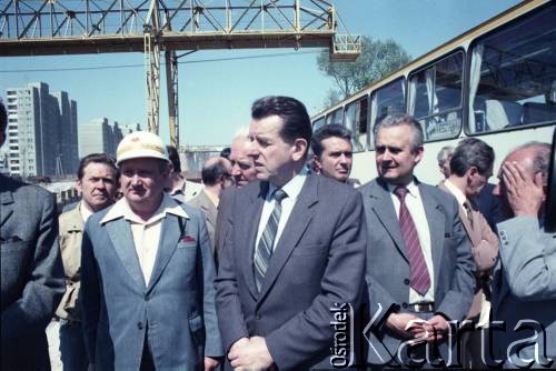 Maj 1986, Warszawa, Polska.
Wizyta prezydenta Warszawy gen. Mieczysława Dębickiego na terenie budowy I linii metra. Od lewej: Jerzy Twardo (główny inżynier Generalnej Dyrekcji Budowy Metra), Jerzy Majewski (pełnomocnik rządu ds. budowy metra).
Fot. Edward Grochowicz, zbiory Ośrodka KARTA