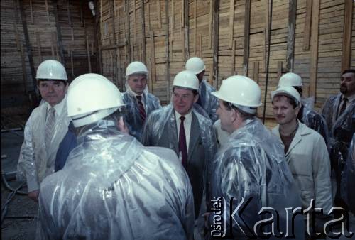 Maj 1986, Warszawa, Polska.
Wizyta prezydenta Warszawy gen. Mieczysława Dębickiego na terenie budowy I linii metra (w centrum)
Fot. Edward Grochowicz, zbiory Ośrodka KARTA