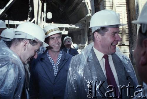 Maj 1986, Warszawa, Polska.
Wizyta prezydenta Warszawy gen. Mieczysława Dębickiego na terenie budowy I linii metra (1. z prawej).
Fot. Edward Grochowicz, zbiory Ośrodka KARTA