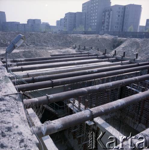 Maj 1986, Warszawa, Polska.
Budowa I linii metra metodą odkrywkową na Ursynowie.
Fot. Edward Grochowicz, zbiory Ośrodka KARTA