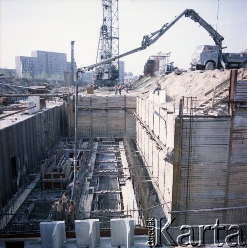 Maj 1986, Warszawa, Polska.
Budowa I linii metra metodą odkrywkową na Ursynowie.
Fot. Edward Grochowicz, zbiory Ośrodka KARTA