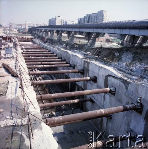 Maj 1986, Warszawa, Polska.
Budowa I linii metra metodą odkrywkową na Ursynowie.
Fot. Edward Grochowicz, zbiory Ośrodka KARTA