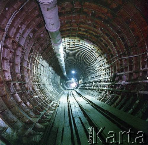 Maj 1986, Warszawa, Polska.
Widok tunelu I linii metra w Warszawie
Fot. Edward Grochowicz, zbiory Ośrodka KARTA