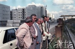 Sierpień 1986, Warszawa, Polska.
Wizyta prezydenta Warszawy Jerzego Bolesławskiego (3. od prawej) na terenie budowy I linii metra, prawdopodobnie na Ursynowie. 4. od prawej Jerzy Brzostek - generalny dyrektor Generalnej Dyrekcji Budowy Metra.
Fot. Edward Grochowicz, zbiory Ośrodka KARTA