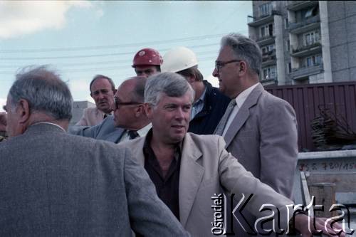 Sierpień 1986, Warszawa, Polska.
Wizyta prezydenta Warszawy Jerzego Bolesławskiego (pośrodku) na terenie budowy I linii metra, prawdopodobnie na Ursynowie.
Fot. Edward Grochowicz, zbiory Ośrodka KARTA