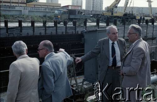 Sierpień 1986, Warszawa, Polska.
Wizyta prezydenta Warszawy Jerzego Bolesławskiego (1 z lewej) na terenie budowy I linii metra, prawdopodobnie na Ursynowie. 2 z lewej Jerzy Brzostek - generalny dyrektor Generalnej Dyrekcji Budowy Metra.
Fot. Edward Grochowicz, zbiory Ośrodka KARTA