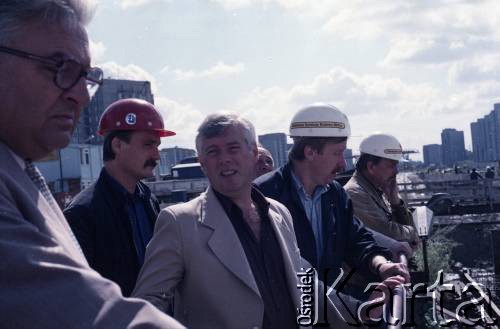 Sierpień 1986, Warszawa, Polska.
Wizyta prezydenta Warszawy Jerzego Bolesławskiego (3. z prawej) na terenie budowy I linii metra, prawdopodobnie na Ursynowie.
Fot. Edward Grochowicz, zbiory Ośrodka KARTA