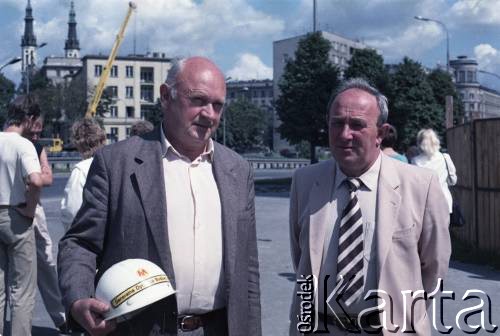 Sierpień 1986, Warszawa, Polska.
Wizyta prezydenta Warszawy Jerzego Bolesławskiego na terenie budowy I linii metra na Polach Mokotowskich. Od prawej: Jerzy Twardo - główny inżynier Generalnej Dyrekcji Budowy Metra, Marek Białkowski.
Fot. Edward Grochowicz, zbiory Ośrodka KARTA