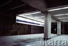 12.07.1987, Warszawa, Polska.
Hala peronowa z jednym rzędem słupów na stacji Stokłosy.
Fot. Edward Grochowicz, zbiory Ośrodka KARTA