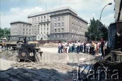 12.07.1987, Warszawa, Polska.
Budowa stacji Racławicka. W tle budynek przy al. Niepodległości 100, obecnie Komenda Główna Straży Granicznej.
Fot. Edward Grochowicz, zbiory Ośrodka KARTA