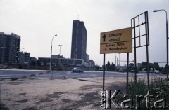 12.07.1987, Warszawa, Polska.
Tablica informująca o budowie I linii metra przy stacji Politechnika. W tle budynek domu studenckiego 