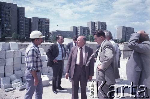 1.06.1988, Warszawa, Polska.
Wizyta pełnomocnika ZSRR ds. budowy metra w Warszawie (2. od lewej) na terenie budowy I linii metra prawdopodobnie na Ursynowie. 2. od prawej Jerzy Majewski – pełnomocnik rządu ds. budowy metra, obok Jerzy Brzostek - generalny dyrektor Generalnej Dyrekcji Budowy Metra.
Fot. Edward Grochowicz, zbiory Ośrodka KARTA