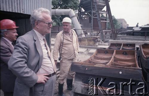 1.06.1988, Warszawa, Polska.
Wizyta pełnomocnika ZSRR ds. budowy metra w Warszawie na terenie budowy I linii metra. 1. od lewej Jerzy Brzostek - generalny dyrektor Generalnej Dyrekcji Budowy Metra.
Fot. Edward Grochowicz, zbiory Ośrodka KARTA