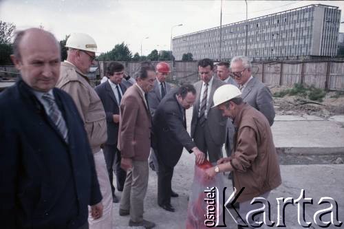 1.06.1988, Warszawa, Polska.
Wizyta pełnomocnika ZSRR ds. budowy metra w Warszawie (5. od prawej) na terenie budowy I linii metra na odcinku Pole Mokotowskie - Politechnika. 4. od prawej Jerzy Majewski – pełnomocnik rządu ds. budowy metra. 2. od lewej Jerzy Twardo - główny inżynier Generalnej Dyrekcji Budowy Metra, 4. od lewej Tadeusz Romanowski - wicedyrektor Metroprojektu i generalny projektant I linii metra w Warszawie.
Fot. Edward Grochowicz, zbiory Ośrodka KARTA