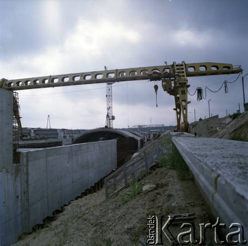 Sierpień 1988, Warszawa, Polska.
Suwnica bramowa na terenie budowy I linii metra.
Fot. Edward Grochowicz, zbiory Ośrodka KARTA