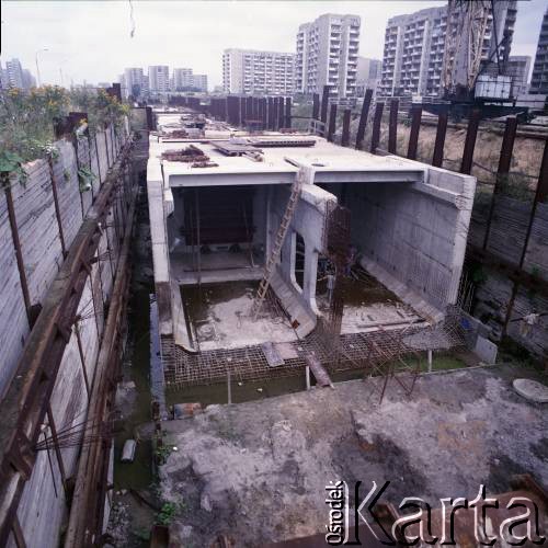 Sierpień 1988, Warszawa, Polska.
Budowa tunelu I linii metra wzdłuż al. Komisji Edukacji Narodowej.
Fot. Edward Grochowicz, zbiory Ośrodka KARTA