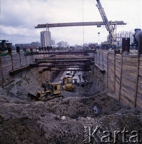 Sierpień 1988, Warszawa, Polska.
Budowa tunelu I linii metra wzdłuż al. Komisji Edukacji Narodowej.
Fot. Edward Grochowicz, zbiory Ośrodka KARTA