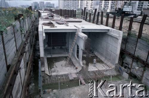 Sierpień 1988, Warszawa, Polska.
Budowa tunelu I linii metra wzdłuż al. Komisji Edukacji Narodowej.
Fot. Edward Grochowicz, zbiory Ośrodka KARTA