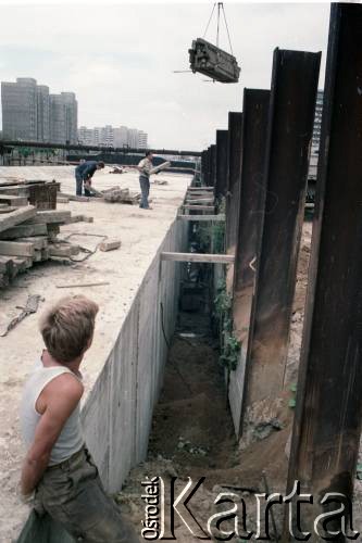 Sierpień 1988, Warszawa, Polska.
Robotnicy na terenie budowy tunelu I linii metra wzdłuż al. Komisji Edukacji Narodowej.
Fot. Edward Grochowicz, zbiory Ośrodka KARTA