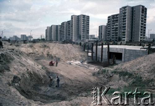 Sierpień 1988, Warszawa, Polska.
Budowa tunelu I linii metra wzdłuż al. Komisji Edukacji Narodowej.
Fot. Edward Grochowicz, zbiory Ośrodka KARTA