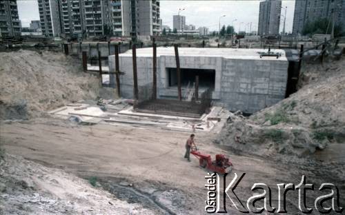 Sierpień 1988, Warszawa, Polska.
Budowa tunelu I linii metra wzdłuż al. Komisji Edukacji Narodowej.
Fot. Edward Grochowicz, zbiory Ośrodka KARTA