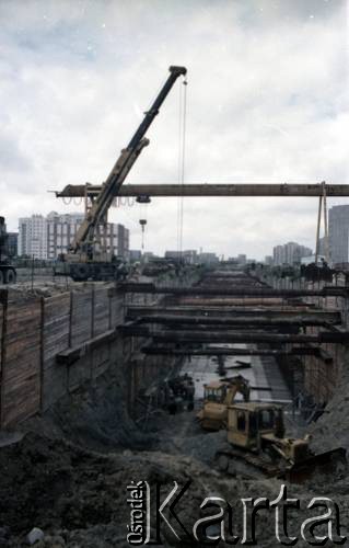 Sierpień 1988, Warszawa, Polska.
Budowa tunelu I linii metra wzdłuż al. Komisji Edukacji Narodowej.
Fot. Edward Grochowicz, zbiory Ośrodka KARTA