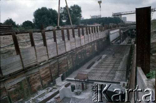 Sierpień 1988, Warszawa, Polska.
Budowa tunelu I linii metra wzdłuż al. Komisji Edukacji Narodowej.
Fot. Edward Grochowicz, zbiory Ośrodka KARTA